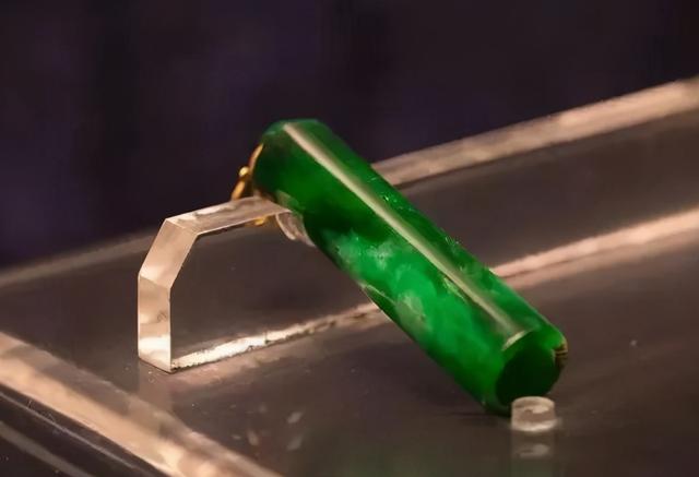 清代老翡翠翎管的特点清代官帽翡翠翎管价格-第4张图片-翡翠网 清代老翡翠翎管的特点清代官帽翡翠翎管价格-第4张图片-翡翠网