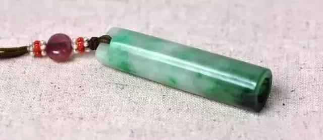 清代老翡翠翎管的特点清代官帽翡翠翎管价格-第5张图片-翡翠网 清代老翡翠翎管的特点清代官帽翡翠翎管价格-第5张图片-翡翠网