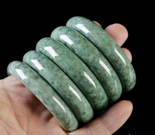 满豆绿翡翠知识,豆绿翡翠手镯价格是多少-第1张图片-翡翠网 满豆绿翡翠知识,豆绿翡翠手镯价格是多少-第1张图片-翡翠网