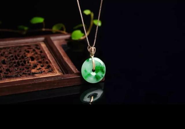 翡翠手镯上的挂绳的简单介绍-第2张图片-翡翠网 翡翠手镯上的挂绳的简单介绍-第2张图片-翡翠网