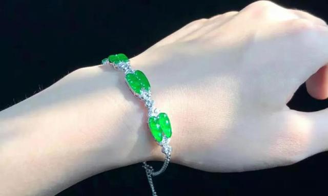 翡翠手镯上的挂绳的简单介绍-第3张图片-翡翠网 翡翠手镯上的挂绳的简单介绍-第3张图片-翡翠网