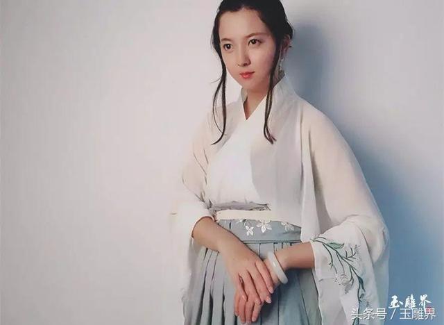 翡翠雕刻手镯有避纹,翡翠雕刻手镯-第1张图片-翡翠网 翡翠雕刻手镯有避纹,翡翠雕刻手镯-第1张图片-翡翠网