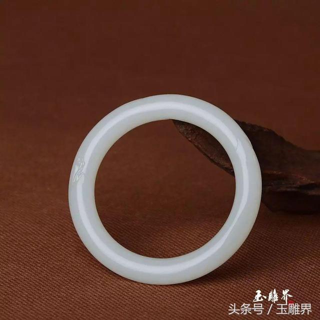 翡翠雕刻手镯有避纹,翡翠雕刻手镯-第2张图片-翡翠网 翡翠雕刻手镯有避纹,翡翠雕刻手镯-第2张图片-翡翠网