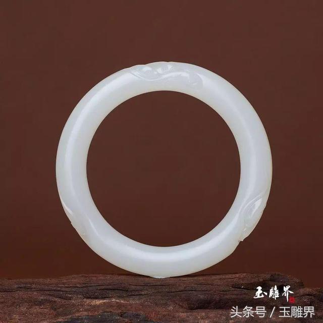 翡翠雕刻手镯有避纹,翡翠雕刻手镯-第4张图片-翡翠网 翡翠雕刻手镯有避纹,翡翠雕刻手镯-第4张图片-翡翠网