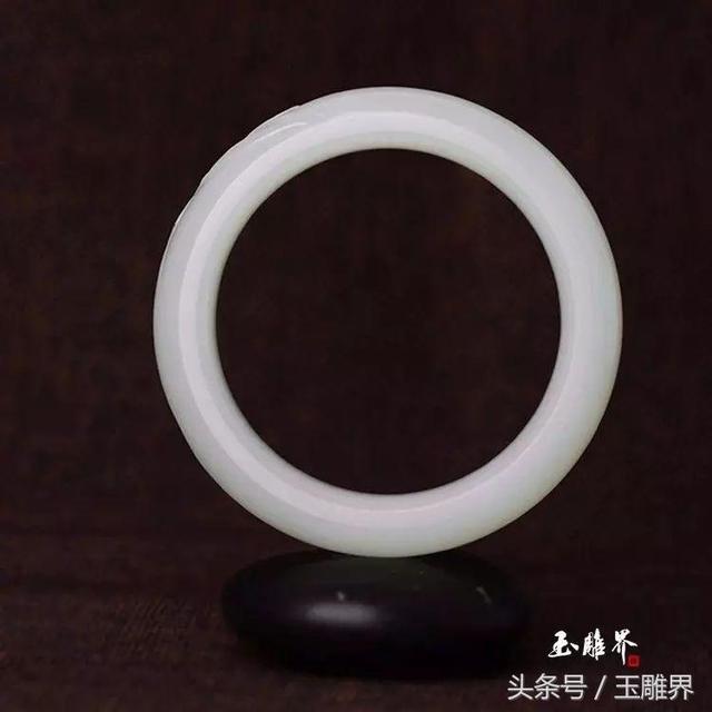 翡翠雕刻手镯有避纹,翡翠雕刻手镯-第6张图片-翡翠网 翡翠雕刻手镯有避纹,翡翠雕刻手镯-第6张图片-翡翠网