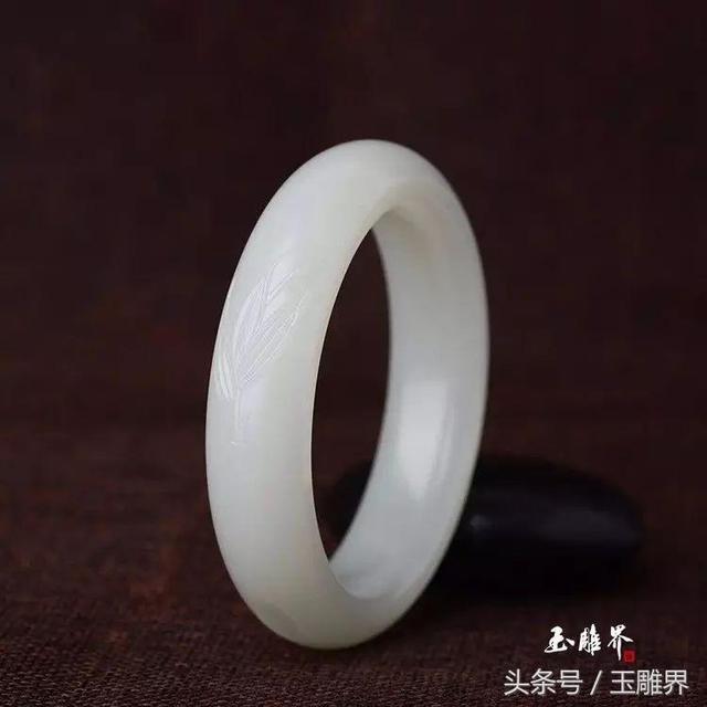 翡翠雕刻手镯有避纹,翡翠雕刻手镯-第7张图片-翡翠网 翡翠雕刻手镯有避纹,翡翠雕刻手镯-第7张图片-翡翠网