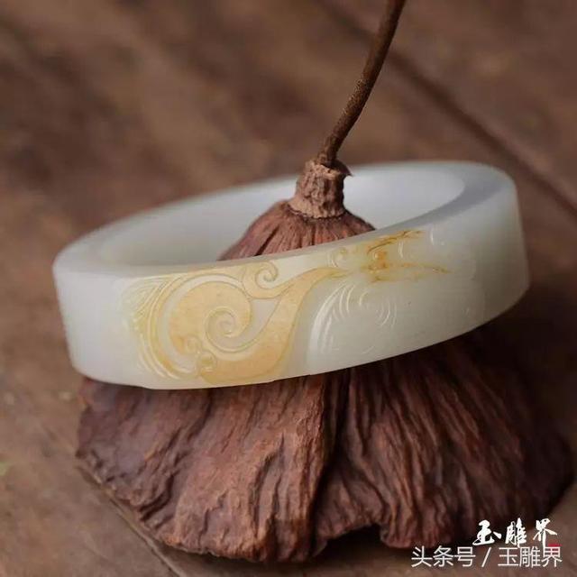 翡翠雕刻手镯有避纹,翡翠雕刻手镯-第9张图片-翡翠网 翡翠雕刻手镯有避纹,翡翠雕刻手镯-第9张图片-翡翠网