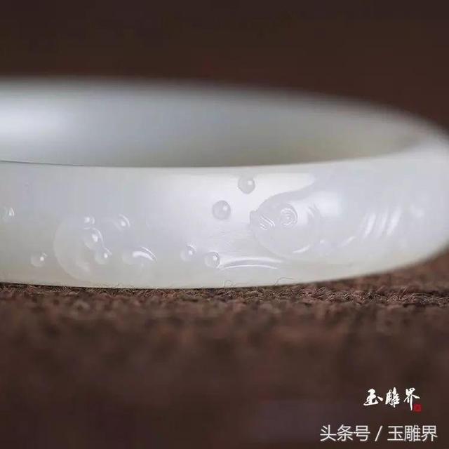 翡翠雕刻手镯有避纹,翡翠雕刻手镯-第11张图片-翡翠网 翡翠雕刻手镯有避纹,翡翠雕刻手镯-第11张图片-翡翠网