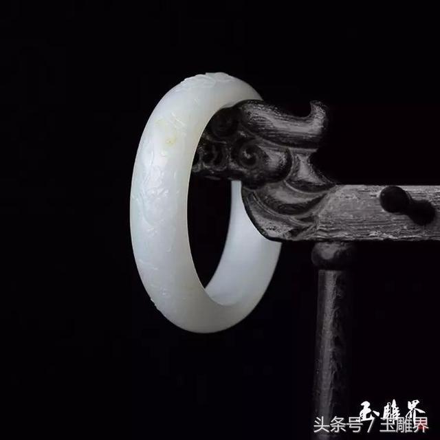 翡翠雕刻手镯有避纹,翡翠雕刻手镯-第12张图片-翡翠网 翡翠雕刻手镯有避纹,翡翠雕刻手镯-第12张图片-翡翠网