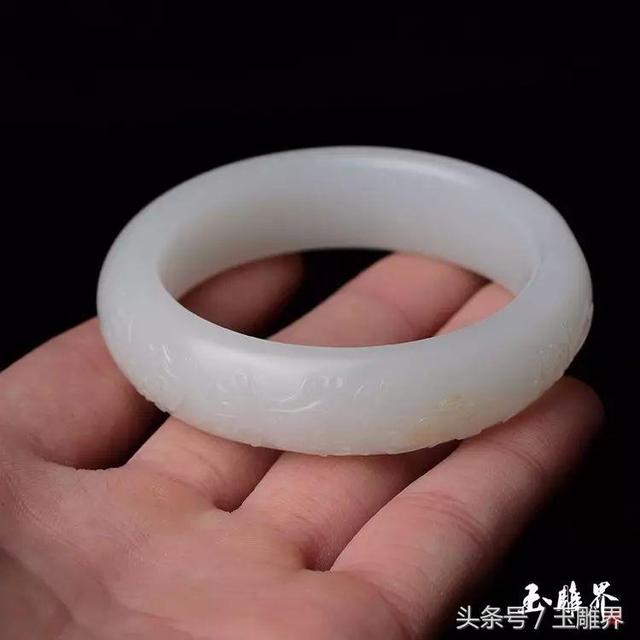 翡翠雕刻手镯有避纹,翡翠雕刻手镯-第13张图片-翡翠网 翡翠雕刻手镯有避纹,翡翠雕刻手镯-第13张图片-翡翠网