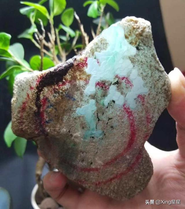 翡翠原石什么样的好,什么样的翡翠原石是废料-第5张图片-翡翠网 翡翠原石什么样的好,什么样的翡翠原石是废料-第5张图片-翡翠网