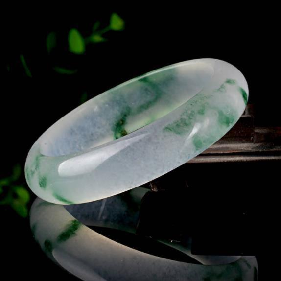 戴高冰翡翠手镯好处女人戴翡翠手镯有什么好处-第1张图片-翡翠网 戴高冰翡翠手镯好处女人戴翡翠手镯有什么好处-第1张图片-翡翠网