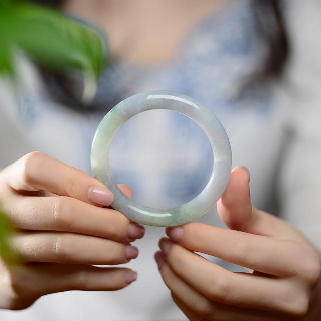 戴高冰翡翠手镯好处女人戴翡翠手镯有什么好处-第2张图片-翡翠网 戴高冰翡翠手镯好处女人戴翡翠手镯有什么好处-第2张图片-翡翠网