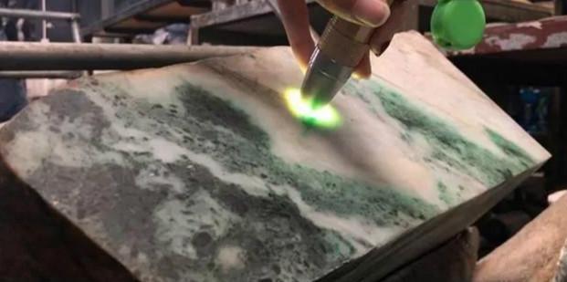 假翡翠原石制作手镯视频手工翡翠原石制作-第4张图片-翡翠网 假翡翠原石制作手镯视频手工翡翠原石制作-第4张图片-翡翠网