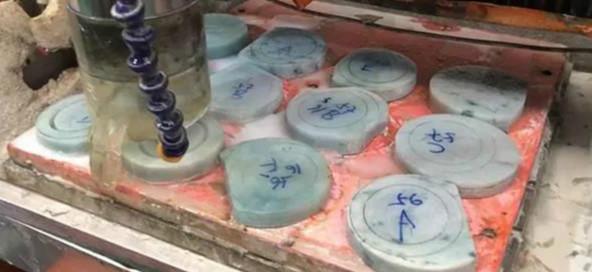 假翡翠原石制作手镯视频手工翡翠原石制作-第6张图片-翡翠网 假翡翠原石制作手镯视频手工翡翠原石制作-第6张图片-翡翠网