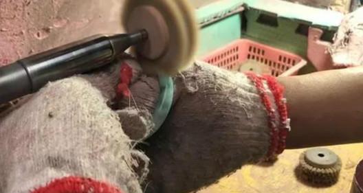 假翡翠原石制作手镯视频手工翡翠原石制作-第7张图片-翡翠网 假翡翠原石制作手镯视频手工翡翠原石制作-第7张图片-翡翠网