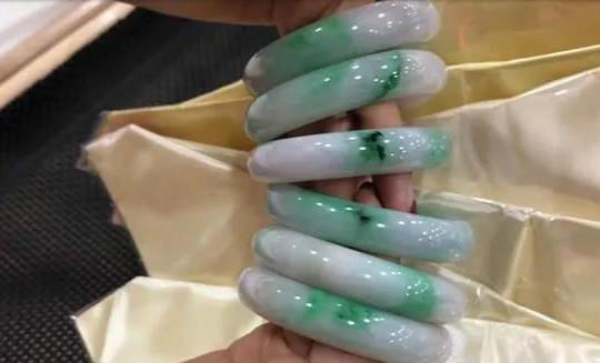 假翡翠原石制作手镯视频手工翡翠原石制作-第8张图片-翡翠网 假翡翠原石制作手镯视频手工翡翠原石制作-第8张图片-翡翠网