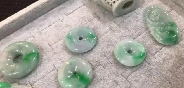 假翡翠原石制作手镯视频手工翡翠原石制作-第10张图片-翡翠网 假翡翠原石制作手镯视频手工翡翠原石制作-第10张图片-翡翠网