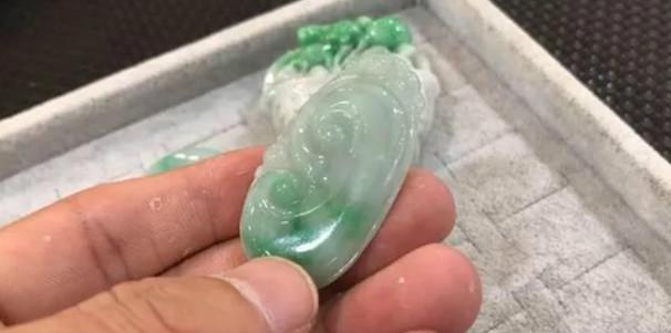 假翡翠原石制作手镯视频手工翡翠原石制作-第11张图片-翡翠网 假翡翠原石制作手镯视频手工翡翠原石制作-第11张图片-翡翠网