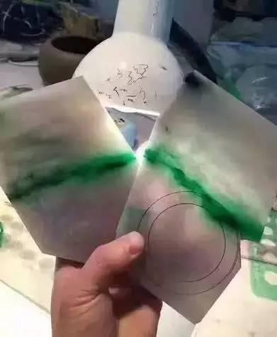 翡翠手镯上有绿点是假的吗,翡翠手镯上有绿点-第6张图片-翡翠网 翡翠手镯上有绿点是假的吗,翡翠手镯上有绿点-第6张图片-翡翠网