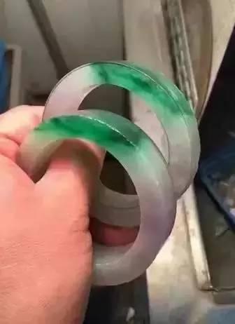 翡翠手镯上有绿点是假的吗,翡翠手镯上有绿点-第8张图片-翡翠网 翡翠手镯上有绿点是假的吗,翡翠手镯上有绿点-第8张图片-翡翠网