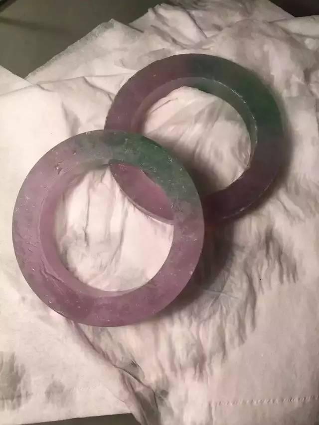 翡翠手镯上有绿点是假的吗,翡翠手镯上有绿点-第13张图片-翡翠网 翡翠手镯上有绿点是假的吗,翡翠手镯上有绿点-第13张图片-翡翠网