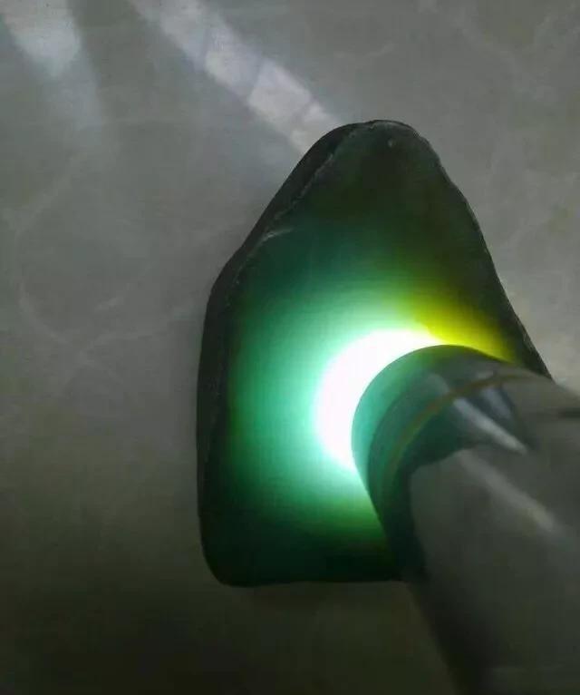 怎样看翡翠原石的荧光为什么翡翠原石上有荧光-第4张图片-翡翠网 怎样看翡翠原石的荧光为什么翡翠原石上有荧光-第4张图片-翡翠网