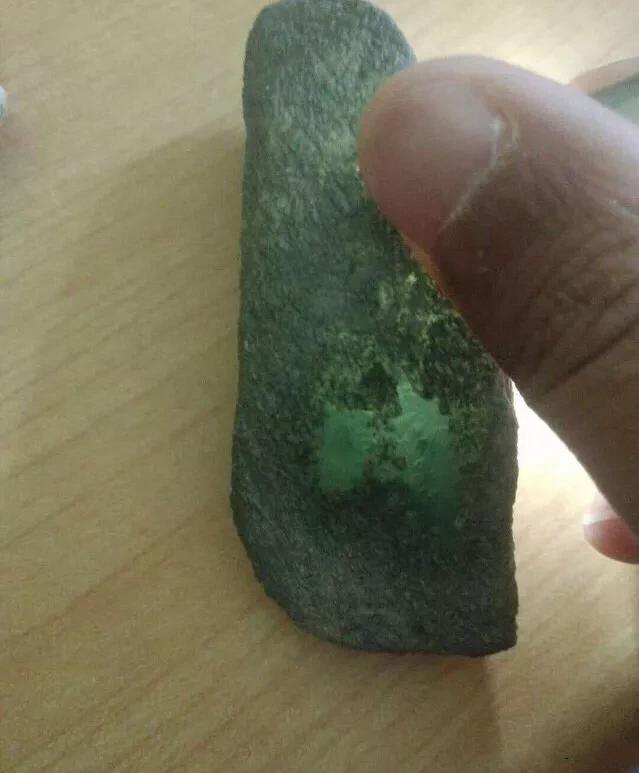 怎样看翡翠原石的荧光为什么翡翠原石上有荧光-第8张图片-翡翠网 怎样看翡翠原石的荧光为什么翡翠原石上有荧光-第8张图片-翡翠网