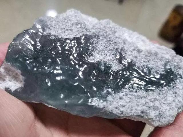 怎样看翡翠原石的荧光为什么翡翠原石上有荧光-第12张图片-翡翠网 怎样看翡翠原石的荧光为什么翡翠原石上有荧光-第12张图片-翡翠网