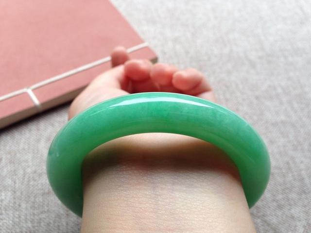 一千万满绿翡翠手镯豆种满绿翡翠手镯-第6张图片-翡翠网 一千万满绿翡翠手镯豆种满绿翡翠手镯-第6张图片-翡翠网