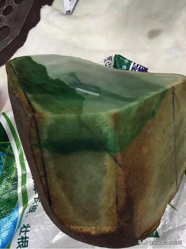 翡翠原石赌石公盘类小说,翡翠原石切割赌石-第1张图片-翡翠网 翡翠原石赌石公盘类小说,翡翠原石切割赌石-第1张图片-翡翠网