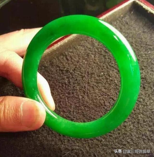 翡翠原石赌石公盘类小说,翡翠原石切割赌石-第2张图片-翡翠网 翡翠原石赌石公盘类小说,翡翠原石切割赌石-第2张图片-翡翠网