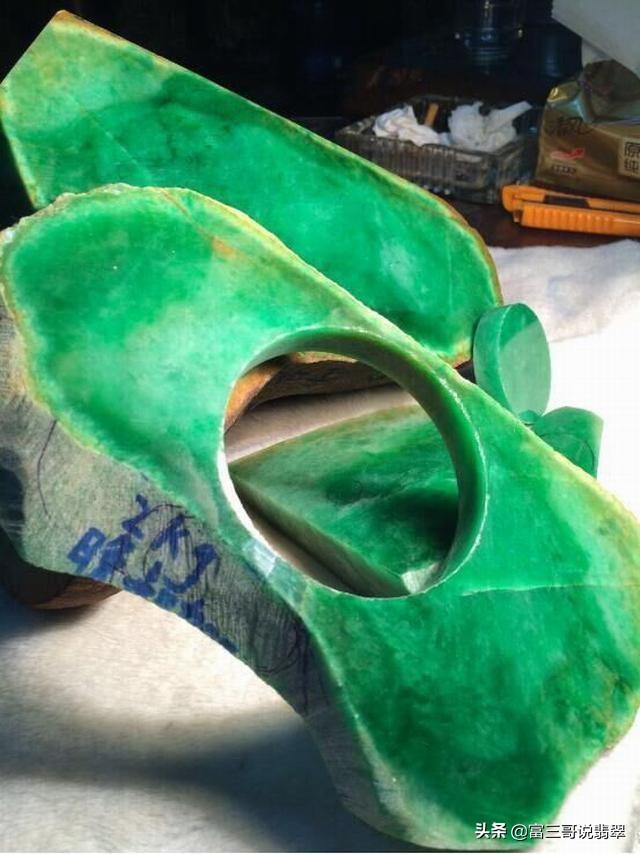 翡翠原石赌石公盘类小说,翡翠原石切割赌石-第3张图片-翡翠网 翡翠原石赌石公盘类小说,翡翠原石切割赌石-第3张图片-翡翠网