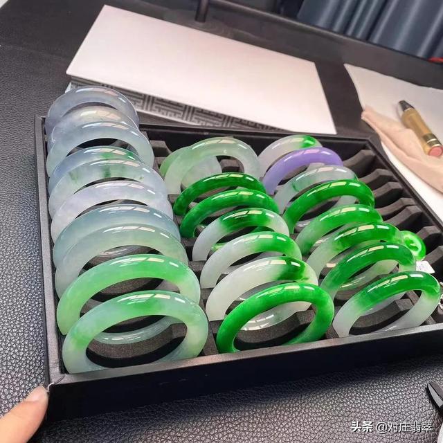 藕粉种翡翠翡翠手镯 藕粉地-第3张图片-翡翠网 藕粉种翡翠翡翠手镯 藕粉地-第3张图片-翡翠网