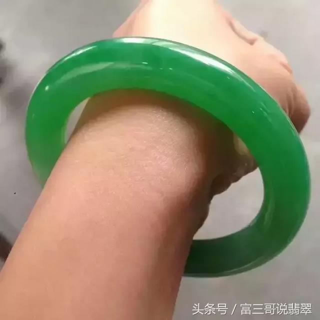 买翡翠手镯怎样量手寸翡翠手镯哪只手好-第2张图片-翡翠网 买翡翠手镯怎样量手寸翡翠手镯哪只手好-第2张图片-翡翠网
