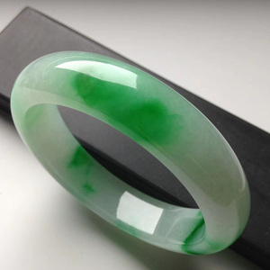 浅绿色的翡翠手镯容易变种吗浅绿色翡翠手镯鉴别-第1张图片-翡翠网 浅绿色的翡翠手镯容易变种吗浅绿色翡翠手镯鉴别-第1张图片-翡翠网