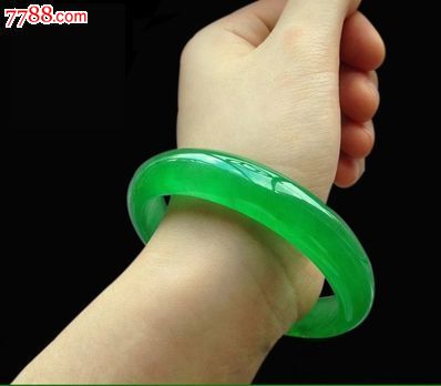 浅绿色的翡翠手镯容易变种吗浅绿色翡翠手镯鉴别-第2张图片-翡翠网 浅绿色的翡翠手镯容易变种吗浅绿色翡翠手镯鉴别-第2张图片-翡翠网