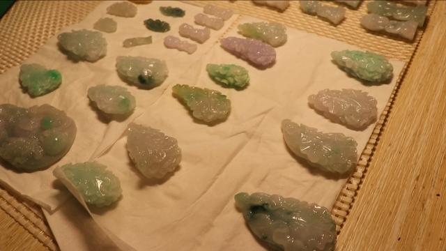 男人戴翡翠山水牌好吗,二手翡翠山水牌价格-第4张图片-翡翠网 男人戴翡翠山水牌好吗,二手翡翠山水牌价格-第4张图片-翡翠网