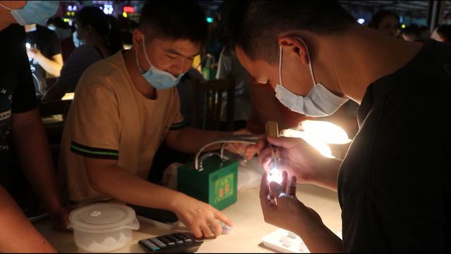 男人戴翡翠山水牌好吗,二手翡翠山水牌价格-第5张图片-翡翠网 男人戴翡翠山水牌好吗,二手翡翠山水牌价格-第5张图片-翡翠网