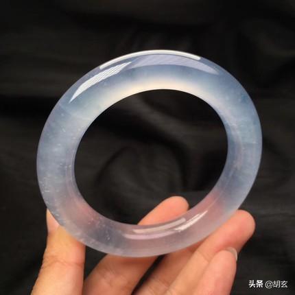 天然a货翡翠手镯的简单介绍-第10张图片-翡翠网 天然a货翡翠手镯的简单介绍-第10张图片-翡翠网