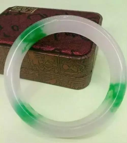 b类翡翠手镯的简单介绍-第1张图片-翡翠网 b类翡翠手镯的简单介绍-第1张图片-翡翠网