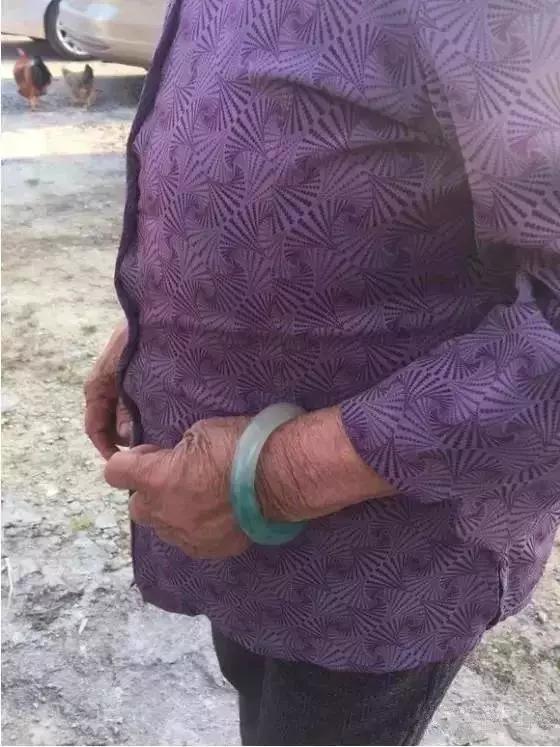 土豪收到别人翡翠手镯,美女装土豪砸碎翡翠手镯-第1张图片-翡翠网 土豪收到别人翡翠手镯,美女装土豪砸碎翡翠手镯-第1张图片-翡翠网