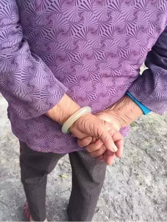 土豪收到别人翡翠手镯,美女装土豪砸碎翡翠手镯-第3张图片-翡翠网 土豪收到别人翡翠手镯,美女装土豪砸碎翡翠手镯-第3张图片-翡翠网