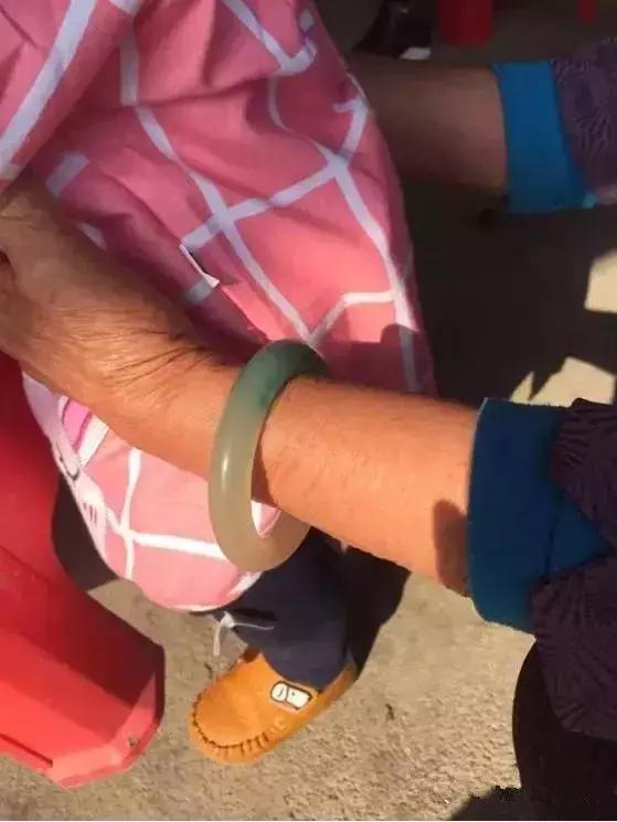 土豪收到别人翡翠手镯,美女装土豪砸碎翡翠手镯-第4张图片-翡翠网 土豪收到别人翡翠手镯,美女装土豪砸碎翡翠手镯-第4张图片-翡翠网