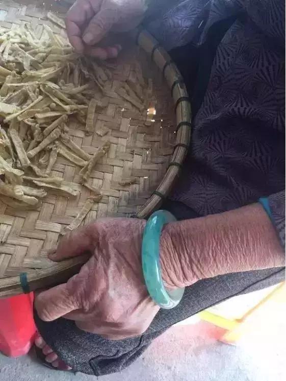 土豪收到别人翡翠手镯,美女装土豪砸碎翡翠手镯-第6张图片-翡翠网 土豪收到别人翡翠手镯,美女装土豪砸碎翡翠手镯-第6张图片-翡翠网