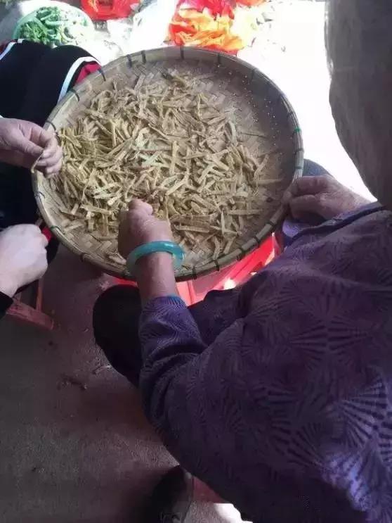 土豪收到别人翡翠手镯,美女装土豪砸碎翡翠手镯-第7张图片-翡翠网 土豪收到别人翡翠手镯,美女装土豪砸碎翡翠手镯-第7张图片-翡翠网