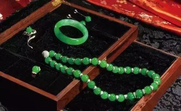 土豪收到别人翡翠手镯,美女装土豪砸碎翡翠手镯-第8张图片-翡翠网 土豪收到别人翡翠手镯,美女装土豪砸碎翡翠手镯-第8张图片-翡翠网