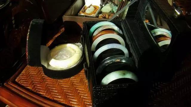 土豪收到别人翡翠手镯,美女装土豪砸碎翡翠手镯-第9张图片-翡翠网 土豪收到别人翡翠手镯,美女装土豪砸碎翡翠手镯-第9张图片-翡翠网