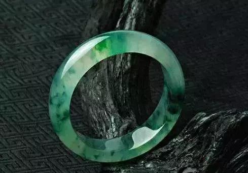 土豪收到别人翡翠手镯,美女装土豪砸碎翡翠手镯-第10张图片-翡翠网 土豪收到别人翡翠手镯,美女装土豪砸碎翡翠手镯-第10张图片-翡翠网