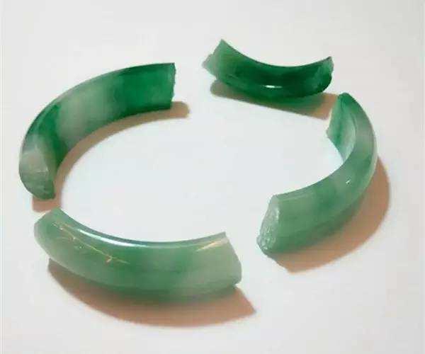 翡翠手镯容易断吗,翡翠手镯有贯穿纹容易断吗-第3张图片-翡翠网 翡翠手镯容易断吗,翡翠手镯有贯穿纹容易断吗-第3张图片-翡翠网